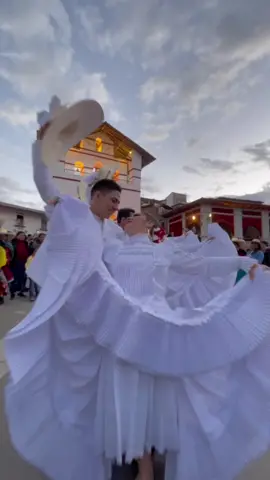 Orgullosos de ser peruanos 🇵🇪🇵🇪| Celebramos nuestras Fiestas Patrias en la ciudad de Huamachuco, acompañando la emblemática parada de gallardete.  - - - #peru🇵🇪 #fiestaspatrias #viaje #huamachuco_perú🇵🇪 #amorserrano #marineranorteña #edmgp 