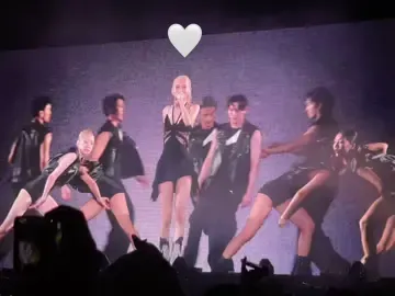 Cái khúc em bé thấy 1 dàn biển trắng fan làm cho, em bé cảm động quá dừng lại nói :”Vietnam I love you” nghe cưng muốn xỉu 🤍🤍🤍 #rosé #roses_are_rosie #ontheground #beautiful #blackpink #hanoi #bornpinkworldtour 