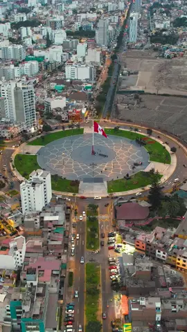 ¡En las alturas ondea nuestra hermosa bandera 🇵🇪! Ceyce Air despide el mes patrio con estas increíbles tomas de la Plaza de la Bandera #djiperu #djiair2s #dji #peru #limaperu #28dejulio #banderas #paisaje #turismo #flag #fyp #foryou #foryoupage 