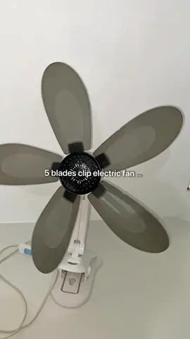Ito na ang sagot para makatipid sa kuryente 😝 5blades clip fan pwedi mo pa ilagay kahit saan dahil merun na itong clip and pwedi pa isabit . Link in yellow basket . #5bladesclipfan #electricfan #electricclipfan #murangelectricfan #fyp #foryou #fypp #viral #tiktokviral #fypph #tiktokphilippines #fyppage #fypシ #fypmoko #fypmokotiktok 