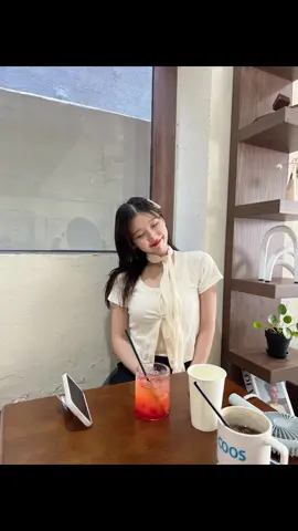 일상처럼 숨은 옷 맛집!!!! 다들 일공일이에서 옷 구매 하쎄요🤍🤍 인스타 스토리에 링크 있습니다!!!! 에이블리에 검색하셔도 나와욥!! 👚: 머플러 주름 반팔 가디건