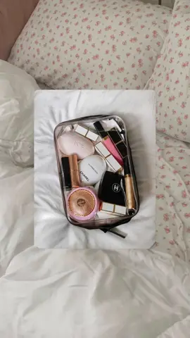 affordable makeup pouch for school🧸🎀 get yours now ~ #makeuppouch #makeupbag #pouch #makeup #piasfinds 