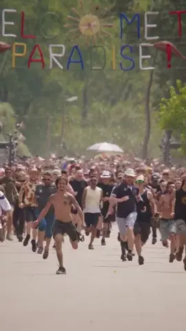 Thousand of ravers running to Ozoras main stage 😄 #ozorafestival #ozora #Running #psytranceworld #psytrancefestival 