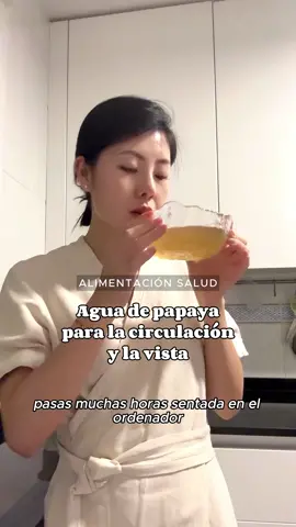 No desperdicies las pepitas de la papaya y utilízalas para preparar esta bebida  Mejora la circulación de las extremidades y la vista, por eso es perfecta para las personas que pasan mucho tiempo sentadas frente al ordenador ¡Cuéntame si la has probado! #medicinatradicionalchina #recetasaludable #medicinatradicional #ayurveda #ayurvedafood #agni #foodies #healthyfood #aguapapaya #papaya