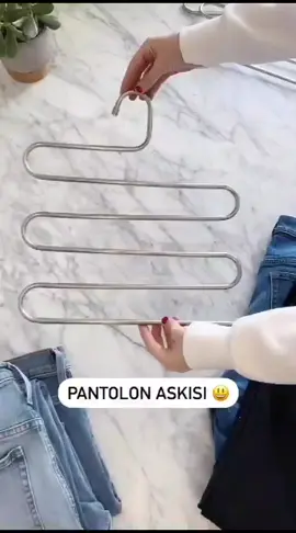 DMR-2463 5li DOLAP İÇİ HAREKETLİ PANTOLON KRAVAT ŞAL ASKISI Pantolan Askılık 5 Li Hareketli Askı Fonksiyonlarından hangisi ile başlasam emin olamadım ama sanırım birinden başlamam gerekiyor. Pratikta bir askı olan ürünümüz bünyesinde 5 adet pantolon barındırabiliyor. Ve bu 5 adet pantolonu isterseniz sadece 1 askı alanında dolabınıza yerleştirmenize imkan tanıyor. Eğer yok ferah ferah olsun diyorsanız düz kullanım imkanı da mevcut. Düz kullanımda pantolonlar arasında yaklaşık 5 er cm’lik bir boşluk oluyor. Ve dilediğiniz pantolonu kendinize doğru çekmeniz ile pantolonun asılı olduğu çubuk ileri doğru çıkıyor. Yan askı adeta size pantolonu sunuyor. Dikey kullanım ise daha önce de söylediğim gibi tam anlamıyla bir hacim avantajı sağlıyor. Yine pantolonunuzu almak oldukça rahat ve pratik... Dolabınızın israf edilen dikey boşluğundan faydalanarak %400 oranında alan tasarrufu sağlayabilirsiniz. Özellikler: Dayanıklı krom askılar pantolonlarınızı boşluklu tutarak kırışmasını engellemektedir. Daha çok pantolon asmak için pantolon askısının her iki çengelini de kullanabilirsiniz. Seyahate çıkarken pantolonlarınızı buruşturmadan kolayca bavulunuza yerleştirebilirziniz. Krom askıları uzatarak tek tek pantolonlarınıza kolayca erişebilirsiniz. Böylece diğer pantolonlarınız buruşmaz. Kemerler, eşarplar ve büyük fularlarınız için de idealdir! fiyat dm dönüş yapılır kapıda ödeme mevcut #keşfet #fyp 