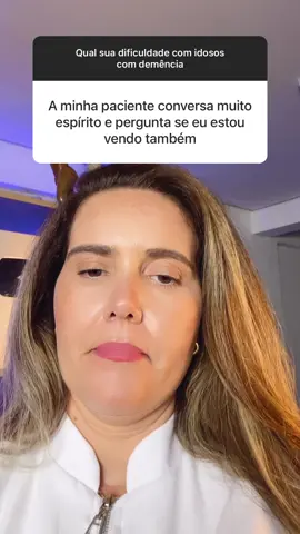 📍De repente, o idoso fica confuso, desorientado, não consegue mais se concentrar ou prestar atenção no que está acontecendo ao seu redor, fala sozinho e vê coisas ou pessoas  📌Essa mudança de comportamento pode indicar uma condição chamada delirium. Conhecida também como estado confusional, pode ocorrer por situações de demência, infecção urinária, desidratação ou carência de alguma vitamina por exemplo. 📌Além da confusão mental, a pessoa costuma dormir demais ou ficar retraída, falar frases sem nexo, apresentar agressividade ou agitação. Também são comuns as mudanças repentinas de humor e as alucinações. Essa situação pode durar horas ou dias, devido a isso é muito importante o médico ser avisado e realizar uma avaliação minuciosa para saber o que está causando esse sintoma. 📌Paciência, empatia e conhecimento sobre como cuidar da melhor maneira do idoso são as melhores ações a se ter nesses casos.  📌Se você tem um Idoso com esses sintomas me conte aqui nos comentários....