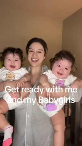 Love their little gold bracelets 😭 #twinmom #julietteandgianna #6monthsold #singlemama #texas #stopbeingsocutemama 