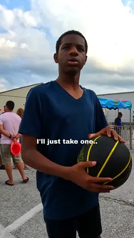 Letting a kid play a carnival game then THIS happened 🥺❤️ #carnival #fun #kind