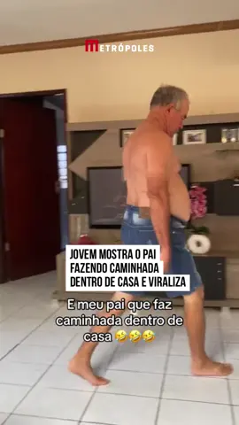 Caminhada domiciliar? Uma jovem #viralizou após mostrar o pai fazendo caminhada dentro de casa. A cena inusitada divertiu a web e criou um novo padrão de #exercício físico.  Nos comentários, os internautas reagiram com muito bom humor: “Eu também faço da sala para a cozinha”, disse uma. “Melhor do que sair na rua e ser assaltado”, ressaltou outra.  #Metrópoles #TikTokNotícias