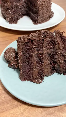 BOLO DE BRIGADEIRO  Nesse me superei. Já salva pra fazer aí na sua casa!! 3 ovos 110g ou 1/2 xícara de açúcar mascavo 220g ou 1 xícara de açúcar cristal 240ml ou 1 xícara de café com leite (não precisa adoçar)  120ml ou 1/2 xícara de óleo  120g ou 1 xícara de cacau em pó 50%  240g ou 1 e 1/2 xícara de trigo  1 colher de chá de bicarbonato 1 colher de sopa de fermento 1 pitada de sal Recheio: 790g ou 2 leites condensados  200g ou 2 cremes de leite  100g chocolate 50% -Com essa massa assei 2 bolos de 550g na forma de 16cm. -Forno pré aquecido a 180° por aproximadamente 40 minutos. -Eu não untei, coloquei papel manteiga no fundo.