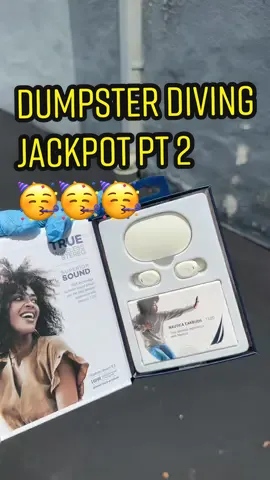 This is part 2 of Dumpster Diving at Burlington!😯😯😯 found so many goodies today!🥳😄 #dumpsterdiver #fyp #burlington #burlingtonfinds #usa #meldidumpsterdive #haul #dumpsterbabes #headphones #jewelry #clothes 