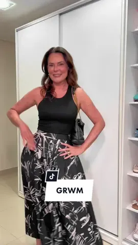 Arrume-se comigo pra se sentir linda! Eu amo essa saia, me sinto muito bem com ela. 🖤 #grwm #arrumesecomigo #mulhermadura #fashiontiktok 