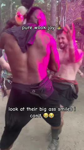 LOOK AT THEIR SMILES OML I CANT #fyp #foryoupage #edmtiktok #festivals #raversoftiktok #ravetok #edmfestivals #dubstep #bigdub #wook #edm 