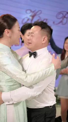 Phương Oanh - shark Bình trao nụ hôn tình tứ, thể hiện tình cảm trong tiếng vỗ tay của mọi người. Áo dài Ngoc Han Boutique hân hạnh đồng hành cùng cô dâu trong những ngày lễ trọng đại #xuhuong #sharkbinhphuongoanh #quynhbupbe #phuongoanhsharkbinh 