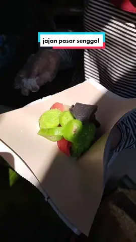 Hayoo ngaku siapa yang tiap emaknya ke pasar selalu nitip beliin jajan pasar??🤭 Kalian kalo ke pasar senggol paling suka jajan apa gaes???😋🤤 🍜Segala Jajan Pasar 📍Pasar Senggol Bangoan Tulungagung 🎥 By IG/tehsweguer #kulinertulungagung #cenil #klepon #sompiltulungagung #fyp #fypシ #fypage #fypシ゚viral 