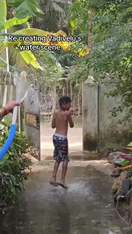 Moving his hips like Jyothika from Kushi😭😂 #tamil #jaffna  #vadivelu #water #cousins #vadivelucomedy #jothika #kushi #jyothika  @222🦋 