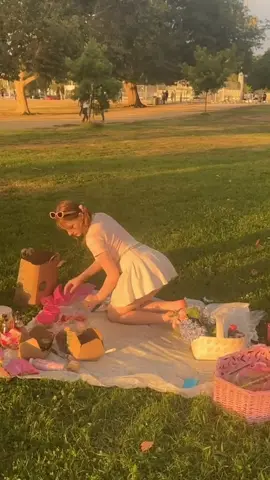 Golden hour 💖 #picnic #Summer #goldengour #cute 