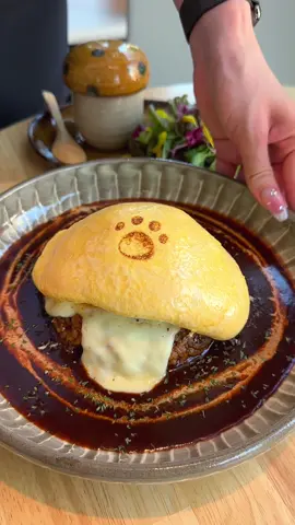 毎日行列ができるハンバーグオムライスのお店🍳 鉄板で作る半熟とろとろのオムレツと特製ライスの間に大きなハンバーグが丸ごと挟んである！ 📍博多「はんばーぐとおむらいすのお店 いくら」 #福岡グルメ #博多グルメ #博多ランチ #japanesefood #egg 