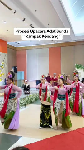 Prosesi upacara adat sunda Rampak Kendang #adatsunda #upacaraadat #upacaraadatsunda #rampakkendang #tarirampakkendang #mcbandung #mcadatsunda #mcadat #jasamc #mcpernikahansunda #mcpernikahanadat 