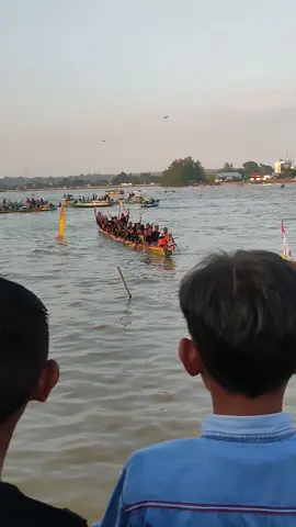 Yel yel naga sekuin gunung tabur#berau #gunungtabur #perahupanjangberau #balapdayung 