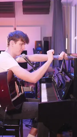 @creativnesss performing his version of Wake Me Up by Avicii - a song that came to change EDM music forever. #Avicii #ElectronicMusic #AviciiPOV