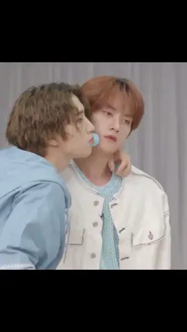 just one minute of minsung doing this silly challenge and winning ‼️ #StrayKids #스트레이키즈 #LeeKnow #HAN #minsung 