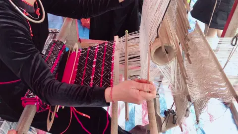 Cách dệt thổ cẩm bằng khung cửi   của dân tộc Tày. Mình nhớ hồi còn bé, khi các chị gần nhà mình chuẩn bị cưới chồng, các cô bác đều túm tụm lại cùng nhau chuẩn bị để dệt những tấm chăn thổ cẩm thật đẹp. Và để hoàn thiện chúng, thường mất khá nhiều công sức và thời gian bởi các mẹ phải chuẩn bị từ khâu trồng bông, đi thu hoạch bông, phơi khô, cán bông tách hạt, kéo sợi thành chỉ,....  Đó là món quà thật ý nghĩa tặng con gái họ khi về nhà chồng, thật cảm động.  Còn ngày nay thay vì tự tay làm, nhiều nhà đã mua chăn công nghiệp thay thế rồi 🥹🥹 #toiyeuvietnam 