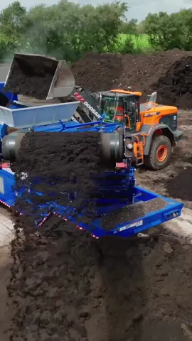 We went out to see an Edge Innovate TRM 831 trommel last week. Look out for the story in the next issue of the magazine. Read the current issue by clicking the link in the bio  #edgeinnovate  #trommel #composting #doosan #develon #wheelloader #recycling #compost #heavyequipment  #machinery #engineering 