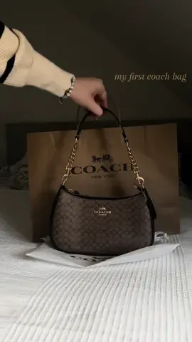 unpack my first coach bag with me! I‘m so in love! 🥹🤎 #coach #desinger #desingerbag #unpacking #aestheticunboxing #aesthetic #aestheticvideos #aestheticbags #coachbag #fy #fyp #fürdich #viral #trend #trending 