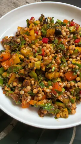 سلطة الخضار  المقادير  كوسكوس لؤلؤي او لسان عصفور مسلوق او مكرونه كوسة وباذنجان مكعبات نرشها بزيت زيتون ونحمرها  او مقلية  كزبرة وبقدونس فلفل بارد ملون مكعبات  خيار مكعبات  للصوص : على النار زيت زيتون وشوي زبدة وثوم مهروس  نضع عليه ملعقة كبيرة بابريكا مطحونه و كزبرة  ناشفة مطحونه وملعقة كبيرة من معجون الطماطم  عصير نصف ليمونه  ملعقة كبيرة دبس رمان  ثم رشة ملح  لازم يبرد الصوص تماما ثم نضعه فوق باقي المكونات وبالعافية  #سلطة #كوسكوس #خضار 