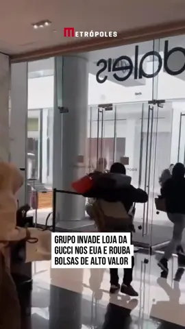 Um grupo de pessoas foi filmado destruindo e roubando itens de alto valor de uma loja da #Gucci em um shopping na Califórnia, nos Estados Unidos, nesta terça-feira (1/8). Os suspeitos invadiram o local e não se incomodaram com outros clientes, que observaram toda a ação. Uma pessoa dentro da loja filmou o episódio de vandalismo seguido de roubos. Nas imagens, é possível ver pessoas fugindo com bolsas e malas da marca de grife. #TikTokNotícias 
