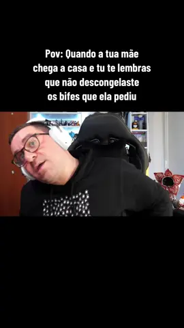 Quando a tua mãe chega a casa e tu te lembras que não descongelaste os bifes que ela pediu.🇵🇹 #ricfazeres #riczão #ricfazeresmeme #ricfazeresmemes #foryou #fy #pov #fyp #foryoupage #portugal #clips #meme 