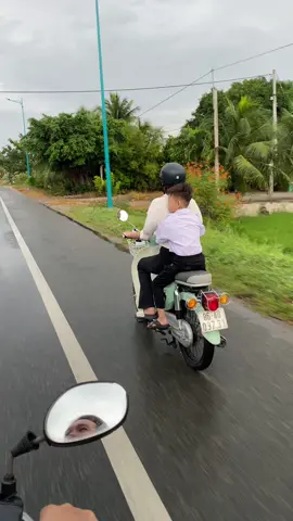 Tranh thủ ôm dì, mai dì đi sài gòn học còn đâu nữa mà ôm#giadinhbaoanh #binhthuan86 #ketthuckinghihe 