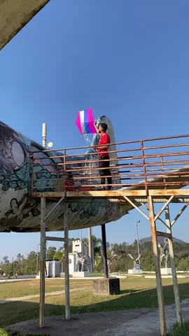 subindo a navee em cima do aviaoo hahah ✈️✈️ JHOL_ARTPAPEL #bambuxbambu #pipao #latao #pipa #jhol_artpapel #aviao 