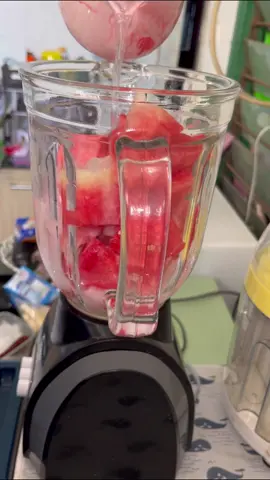 Jus semangka susu simpe ga pake ribett ✨ Bahan: Semangka Susu Gula Es Air Cara buat: Potong semangka kotak kotak, masukkkan ke blender beserta susu es dan air. Setelah tercampur rata, pindahkan ke gelas. Semangka syeger siap di nikmati🥰 #fyp #beranda #gadihminang #masakdirumah #berbagiresep #jussemangka #watermelon #minang 