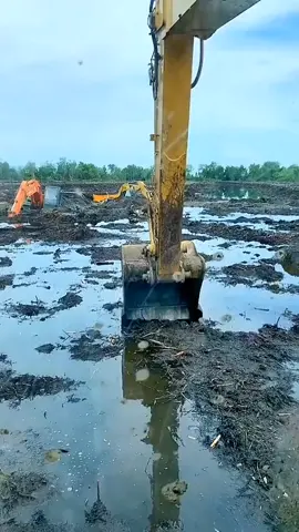 thui 2 anh ở đấy đi nhé, em ra thì ai cứu em 😂🤣🤣 #xuhuong #mayxuc #excavator #LearnOnTikTok #😄😄😄 
