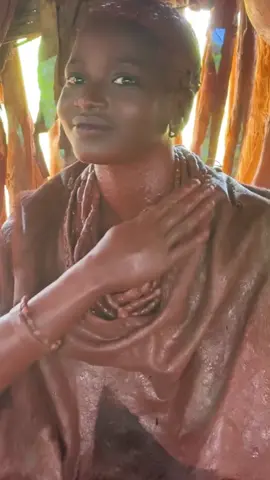 Red mud tribe, she had to paint red mud for 100 days before marriage 紅泥部落，她結婚前要畫紅泥100天 #africa #africatribe #tribal #africatravel #fyp #tribe #ethiopia