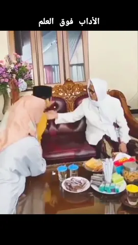 Adab Gus Kautsar kepada KH. Anwar Mansur (Lirboyo, Kediri) dan KH. Ahmad Musthofa Bisri (Leteh, Rembang) #santri #ngaji #gawagis #kiai #adab #nahdlatululama #lirboyo #alfalahploso #rembang #sarungan #muslimwear #priabersarung #sarungbatik 