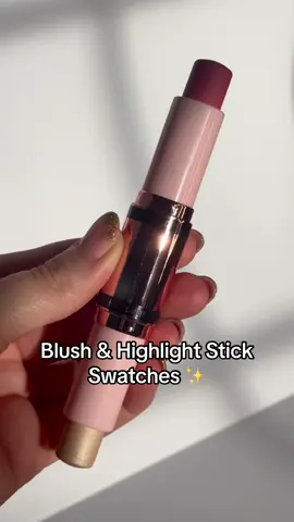 Ihr seid euch nicht sicher, welcher Blush & Highlight Stick eurem Hauttyp am besten schmeichelt?  Wir haben sie für euch geswatched! 🙌✨   #MakeupRevolution #Blush #BlushStick #Highlighter #HighlightStick
