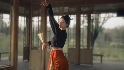 Bản ngắn nhẹ nhàng mê hồn #muatrunghoa #daymuacotrang #daymuatrunghoa #huongdanmua #douyin#ChineseDance #TraditionalChineseDance #ChineseCulture #ChineseClassicalDance #ChineseFolkDance #CulturalHeritage #ChineseArt #ChineseHistory #AncientChineseDance #DynastyDance #MúaCổTrangTrungQuốc #MúaTruyềnThốngTrungQuốc #VũĐạoCổTrang #douyin #xuhuong #fyp