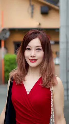 上乃裏を歩いていたら 綺麗なお姉さんとすれ違った❗️ 赤がとても似合う美人さん アメリカでダンスをされていたそうで どんなダンスをされていたのか とても気になりました😌 
️#ストリートスナップ  #写真撮ってもいいですか  #熊本美女 #熊本  #photography #streetphotography 