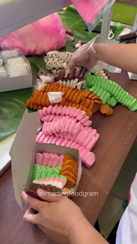 Belum ke Magelang kalo belum beli ini !! Andalan tiap pergi ke Magelang atau arah Jogja pasti sempetin mampir kesini buat jajan getuk warna warni disini😍👌🏻 Beli 10ribu buat makan sendiri udah kenyang 🤭 getuknya enak!! Komplit pol getuknya.. paling unik yg getuk warna itemnya ada rasa jahenya gitu  Kalo kalian suka yang mana ? 😍 📍Getuk Gondok Hj Sri Rahayu Magelang Pasar Redjowinangun Jalan Mataram No 9A Magelang ⏰: 08.30 - 17.00 💰: start 10rb