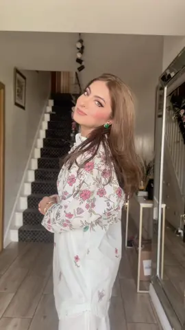 Wearing this beautiful co-ord set by #niamia it is perfect for summer, the stitching and cut is just perfect. If you’re looking for trendy pakistani outfits, check Nia Mia out on Instagram. #modestfashion #thesassylondonista #styleblogger #OOTD #pakistanifashion 