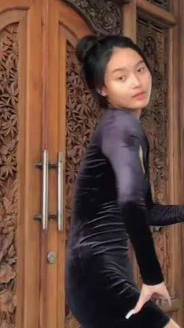 Kangen melinda old mode pinguin, ditambah sekarang jarang post VT, mentang2 udah banyak follower jadi lupa siapa yg bikin dia terkenal di jamannya,kita para netizen butuh asupan kek dulu lagi wkwk🤣 ayo tag melinda biar bikin VT joget punguin kek dulu lagi🤭 #balinesepride #balinesegirl #fakebodyy⚠️ 
