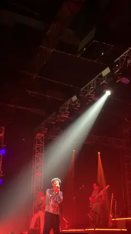 Jika tiba waktunyaa nanti, tolong ingat langit favoritku yaa:) #teddyadhitya #langitfavoritku #showcase #music @teddyadhitya 