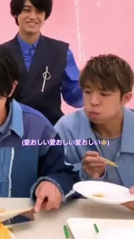 岸くん最初のほうポワポワしてたのに、おいしいもの食べたら元気になって最終的に1人だけ食事してるのいつもの岸くんで愛おしい。笑 #キンプリ #kingandprince_j #岸優太 #平野紫耀 #神宮寺勇太 #永瀬廉 #髙橋海人 