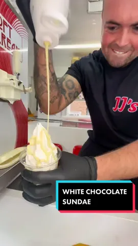 On your shoulder son😅💪🏼 #whitechocolate #sundae #icecream 