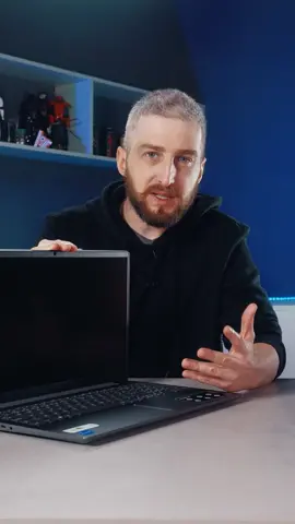 Os notebooks da família #Lenovo Ideapad já são conhecidos como uma das principais opções no mercado quando o assunto é preço acessível e bom custo-benefício. Neste vídeo de review damos a nossa opinião e mostramos os testes que fizemos no IdeaPad 3i 82MD000ABR, equipado com um processador #Intel Core i3 de 11ª geração, 4 GB de RAM com possibilidade de expansão para até 12 GB, SSD de 256 GB e tela 15,6 polegadas Full HD - porém painel TN. Apesar de básico, já atende bem quem precisa de um #notebook que, pelo menos, se encaixe em alguns critérios básicos para 2023: ter um processador no mínimo i3 de geração mais recente, possuir uma resolução boa na tela e possibilitar a expansão de memória RAM. Nós encontramos ele por R$ 2.159. Sinceramente, o preço está bom. Pode apostar que, em muitas lojas por aí, vão querer te empurrar um Celeron de 14 polegadas resolução HD. Se você está procurando um notebook mais em conta para tarefas relativamente leves, este pode ser um bom candidato! O review está lá no canal te esperando! LINK NA BIO