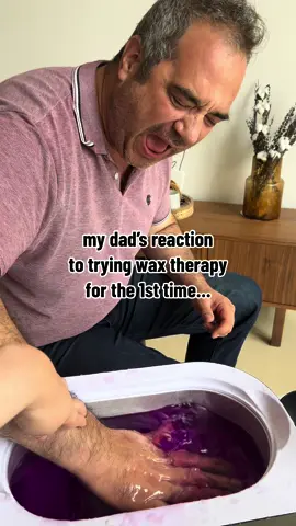 I think this is my favourite reaction yet 🤣💀 who’s next?! My dad’s first reaction to physio/ot wax therapy. It’s hot but not hot enough to burn, it just takes time for your body to get used to it… i have crps and it took years for my body to desensitise to it but im so glad i lept pushing through it as this helps me so much now with my pain, inflammation and stretching. #crps #physio #reaction #comedy #funny 
