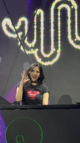 Na Nana Nana Nana na Nanaaa... remix by Nova Laveza, sukaa bgt !!! #djunarasakonser #djuna #djputriuna #djunasawer #djunatermeong #fyp #foryoupage 